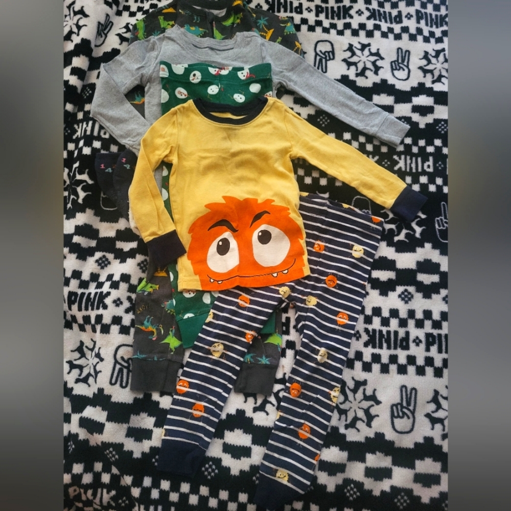 Boys old navy 3t pj lot~long sleeve pj sets~footless zip up~socks.